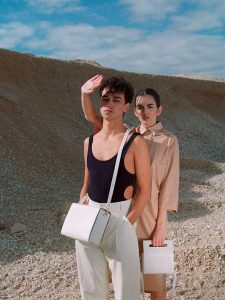 Bolso de cuero blanco marca Isalda revista vanidad