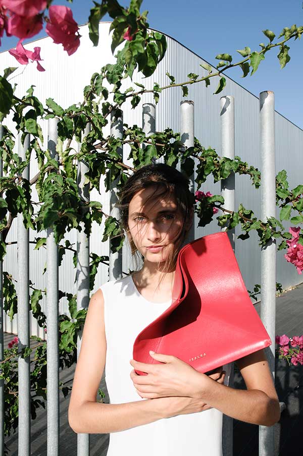 Bolso de cuero rojo hecho en España marca Isalda