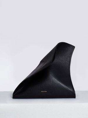 Bolso de piel grande para mujer negro frontal akira isalda