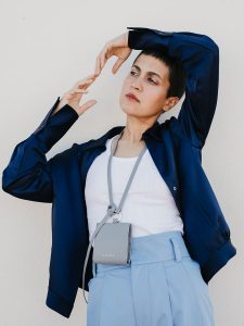 Cartera de cuero gris marca Isalda