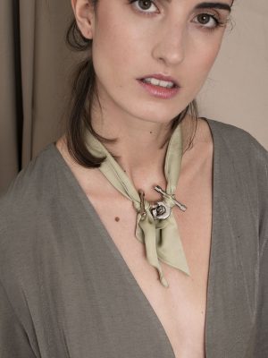 Collar de moda en seda beige brandon isalda
