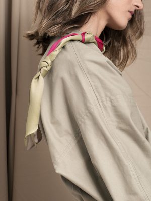 Collar de moda en seda estampado fucsia yoyo isalda