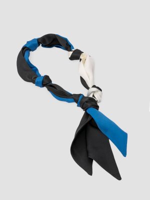 Collar de seda estampado azul y negro yoyo isalda