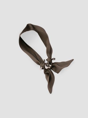 Collar de seda marron brandon isalda