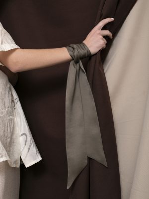 Foulard de moda en seda marron uma isalda