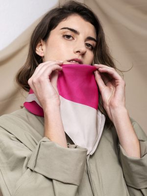 Pañuelo de moda en seda estampado fucsia tina isalda